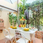 In With Private Garden Apartment *