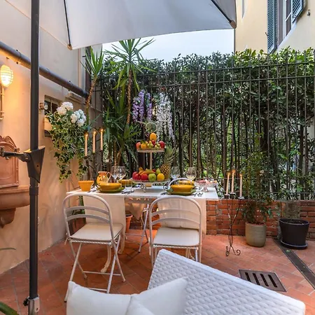 Romantic With Private Garden Apartment