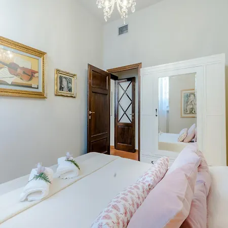Romantic With Private Garden Apartment
