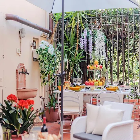 Romantic With Private Garden Apartment