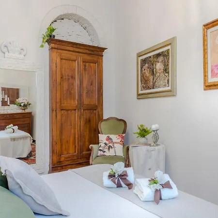 Romantic With Private Garden Apartment *