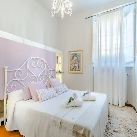 Romantic With Private Garden Apartment