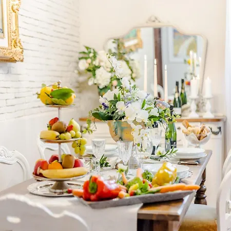 Romantic With Private Garden Apartment
